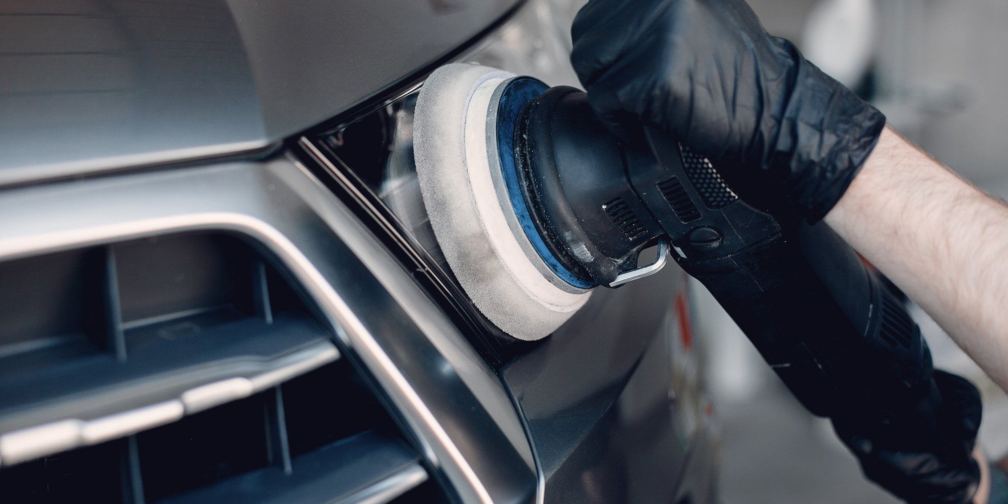 Fahrzeug wird mit elektrischer Poliermaschine im Frontbereich aufbereitet.